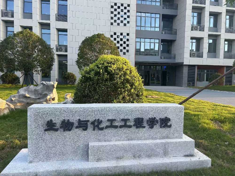 山海关区扬州职业大学体育场高杆灯项目